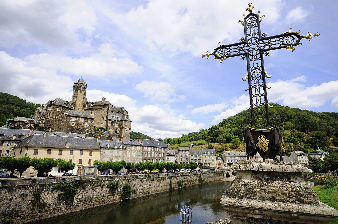 The village of Estaing with castle at the Lot river, Valley of Tarn and Lot, Languedoc, France, Europe