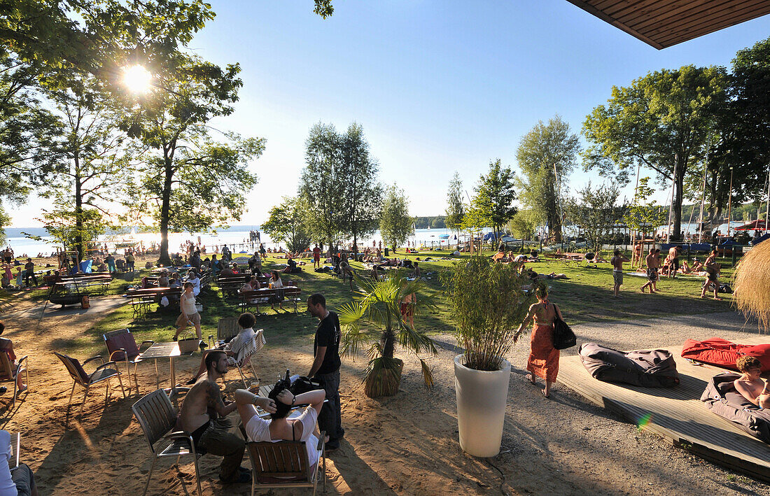 Menschen am Ufer des Ammersees, Herrsching, Oberbayern, Bayern, Deutschland, Europa