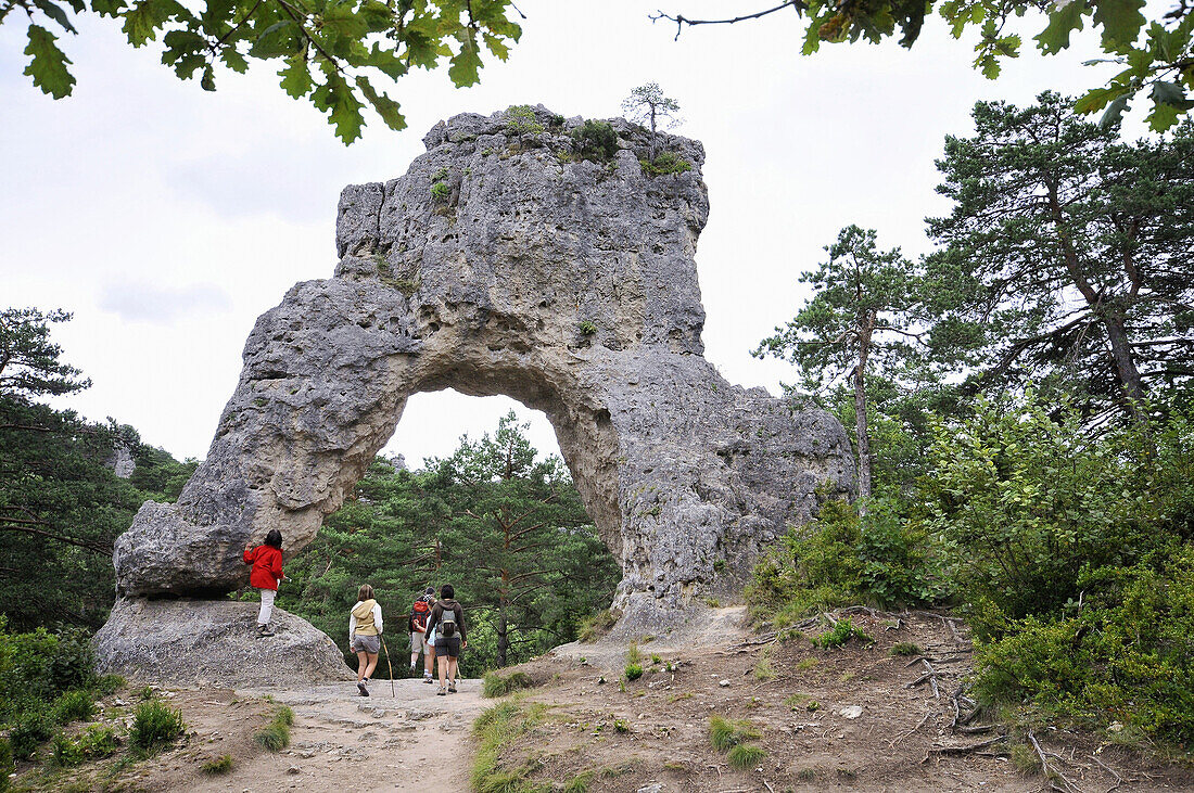 Wanderer vor einem Felstor, Chaos de Montpellier le Vieux, Cevennen, Languedoc, Frankreich, Europa