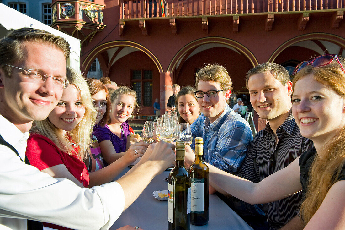 Menschen auf dem Freiburger Weinfest, Juli 2012, Freiburg im Breisgau, Schwarzwald, Baden-Württemberg, Deutschland, Europa