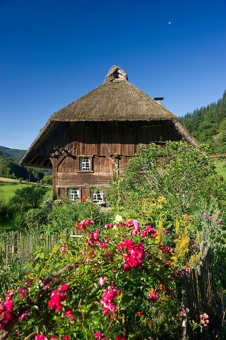 Strohgedeckte Mühle mit Bauerngarten, Oberprechtal, Schwarzwald, Baden-Württemberg, Deutschland, Europa