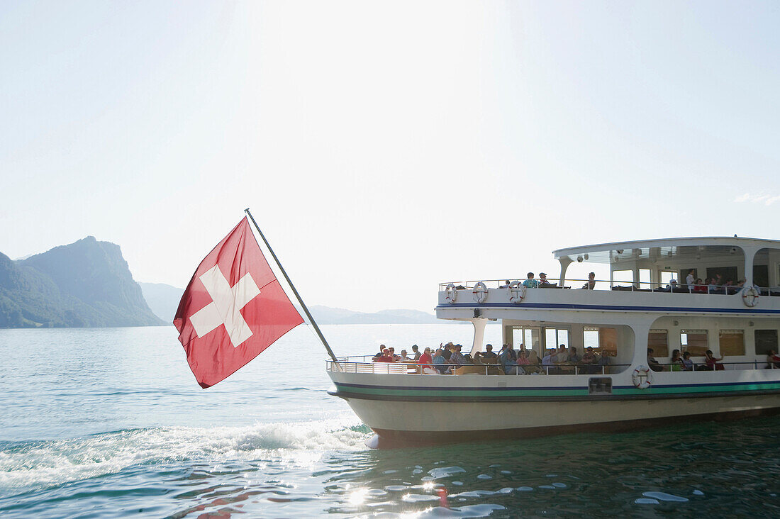 Ausflugsschiff mit Schweizer Fahne auf dem Vierwaldstättersee, Weggis, Kanton Luzern, Schweiz, Europa