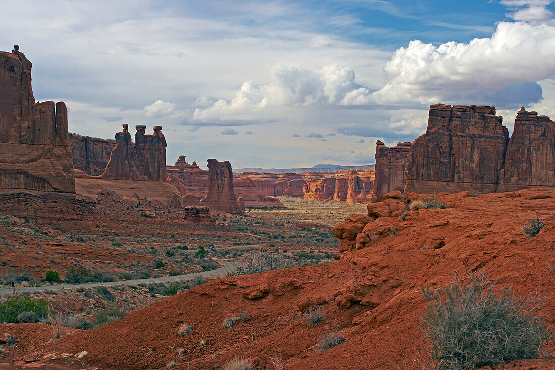 Couthouse Towers and Park Avenue, Arches National Park, Utah, USA, America