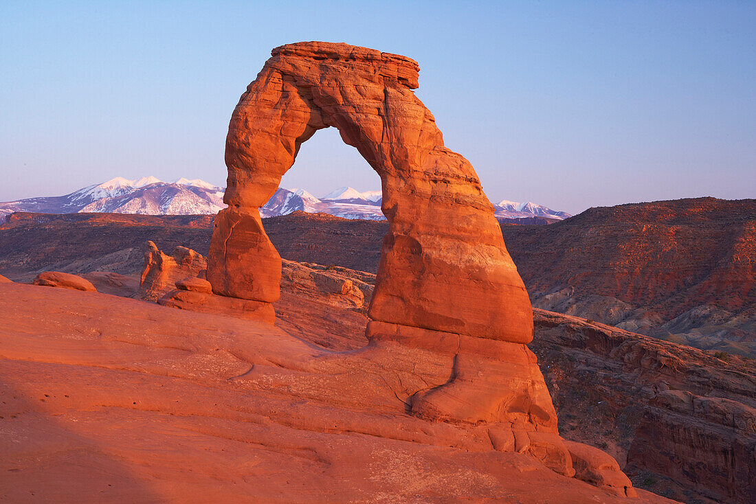 Sonnenuntergang am Delicate Arch, La Sal Mountains, Arches National Park, Utah, USA, Amerika