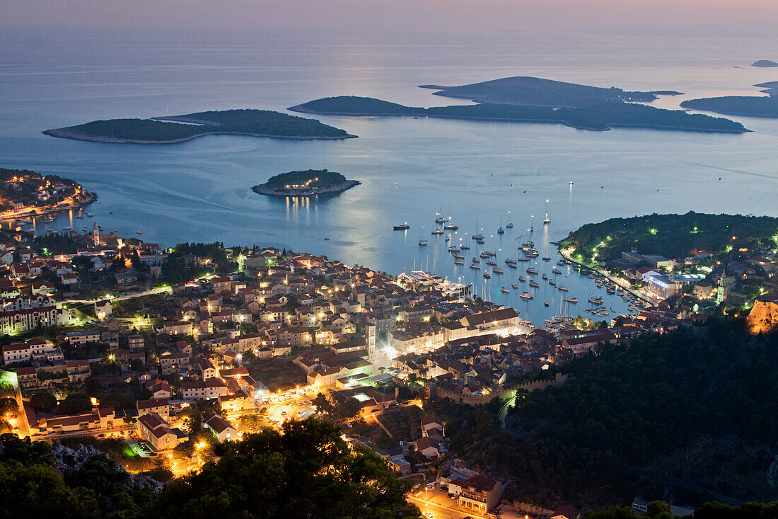 Panormamblick auf Hvar in der Abenddämmerung, Insel Hvar, Dalmatien, Kroatien