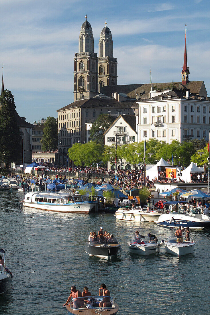 Boote auf der Limmat mit Grossmünsterim Hintergrund, Zürich, Schweiz