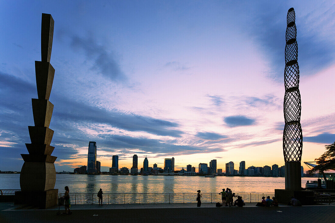 Denkmal von Martin Puryear, Blick vom Battery Park auf Skyline von New Jersey beim Sonnenuntergang, Belvedere, Winter Garden, Hudson River, New York Cty, USA