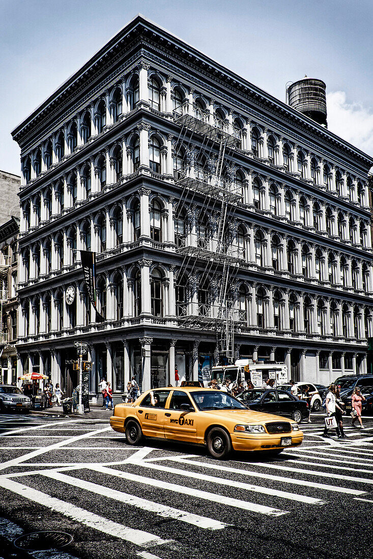 Haughwout Store mit typischem Taxi, ArchiteKt Daniel D Badger, Ecke Broadway und Broome Street, Soho, Manhattan, New York City, New York, USA