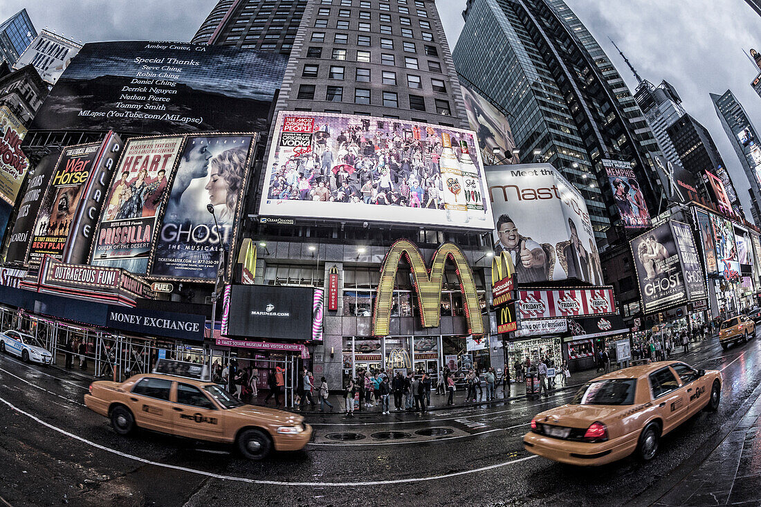 Times Square mit Taxi in der Abenddämmerung, 42th, Broadway, Manhattan, New York City, New York, USA