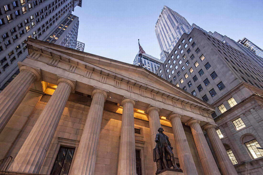 Statue of Georg Washington in front of the Federal Hall, 1842, Wall Street, Downtown, Manhattan, New York City, New York, USA