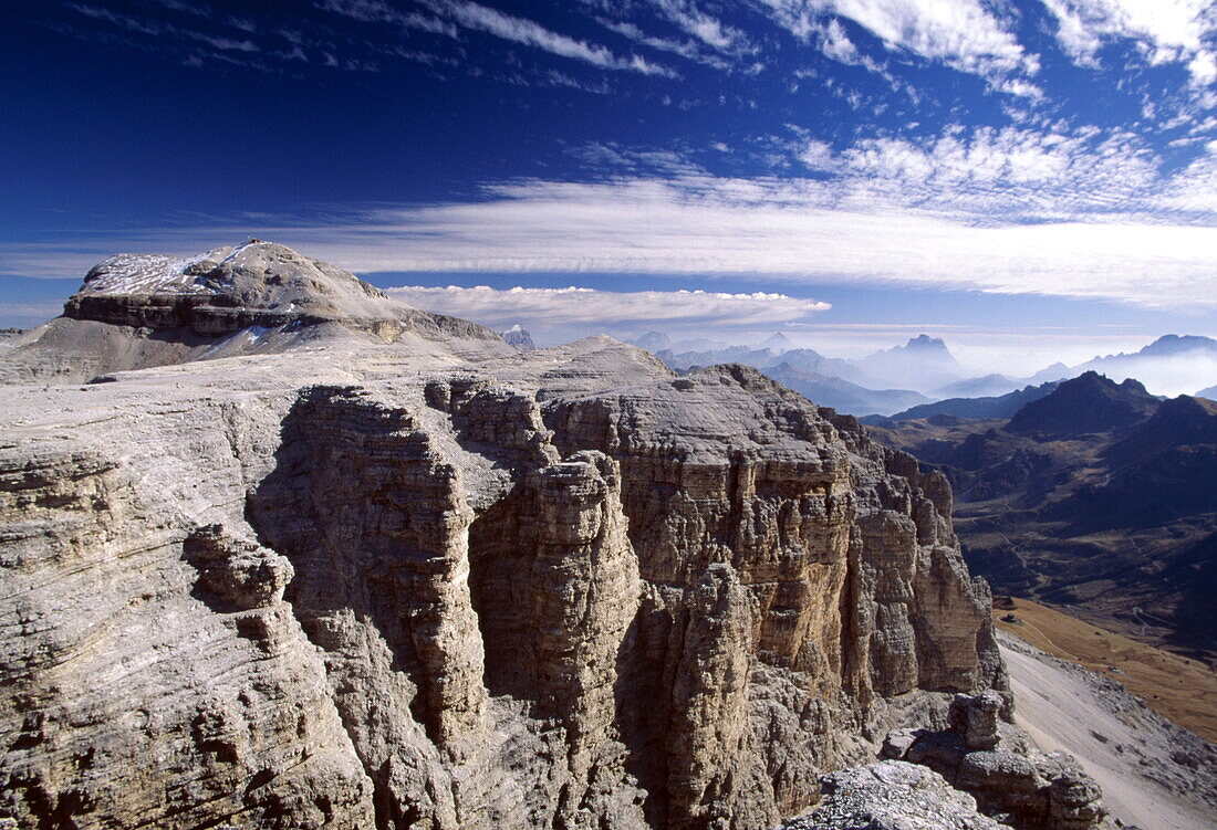 Dolomiten mit Le Tofane, Croda, Civetta und Marmolata, vom Sass Pordoi in Sella Chain ausgesehen, Trentino Südtirol, Alto Adige, Italien