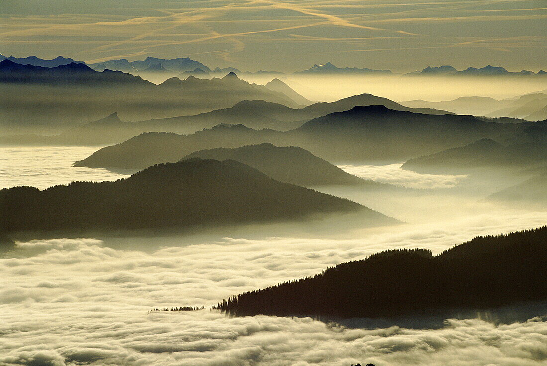 Alpensicht über Nebelmeer, Glaubenberg von Pilatus ausgesehen, November, Luzern, Schweiz