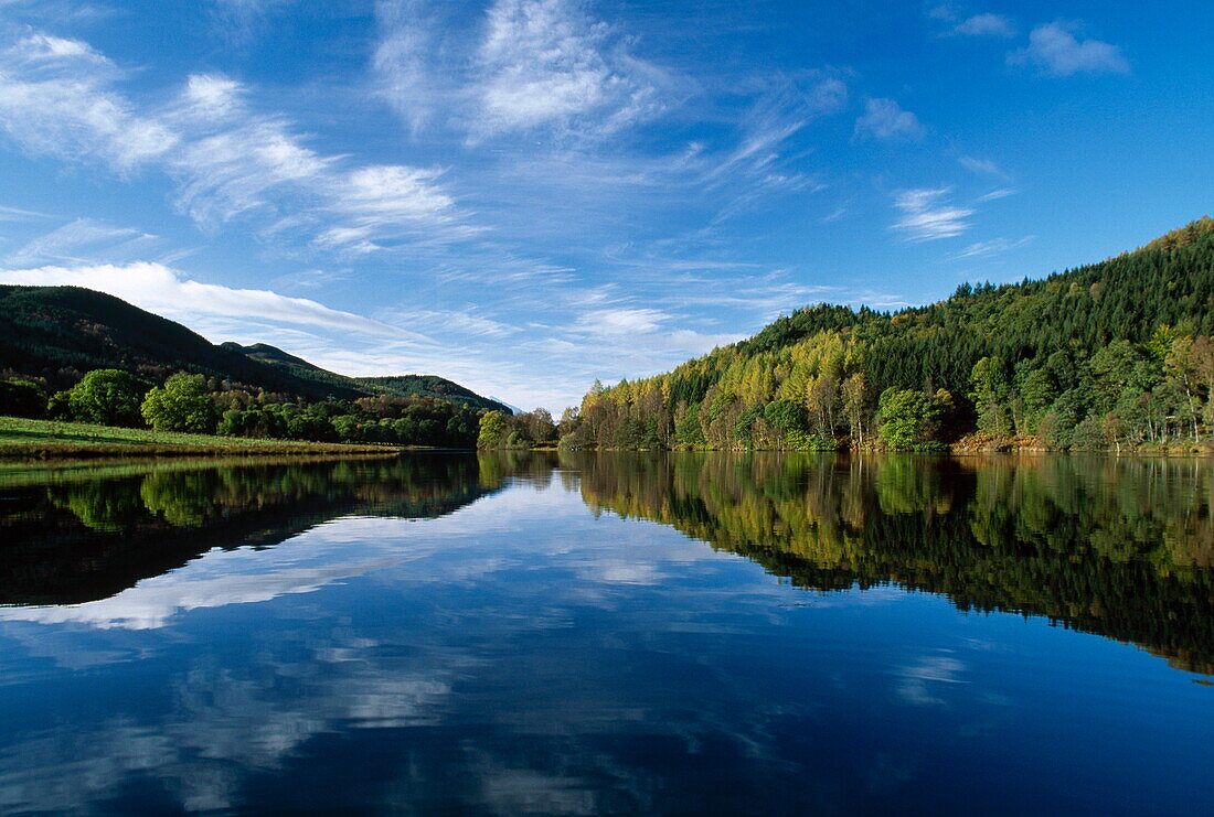 Loch Tummel, Spiegelung der Wolken im Wasser, Perthshire, Scotland, Großbritannien