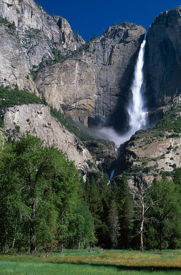 Yosemite Wasserfall unter blauem Himmel, Yosemite Nationalpark, Kalifornien, USA, Amerika