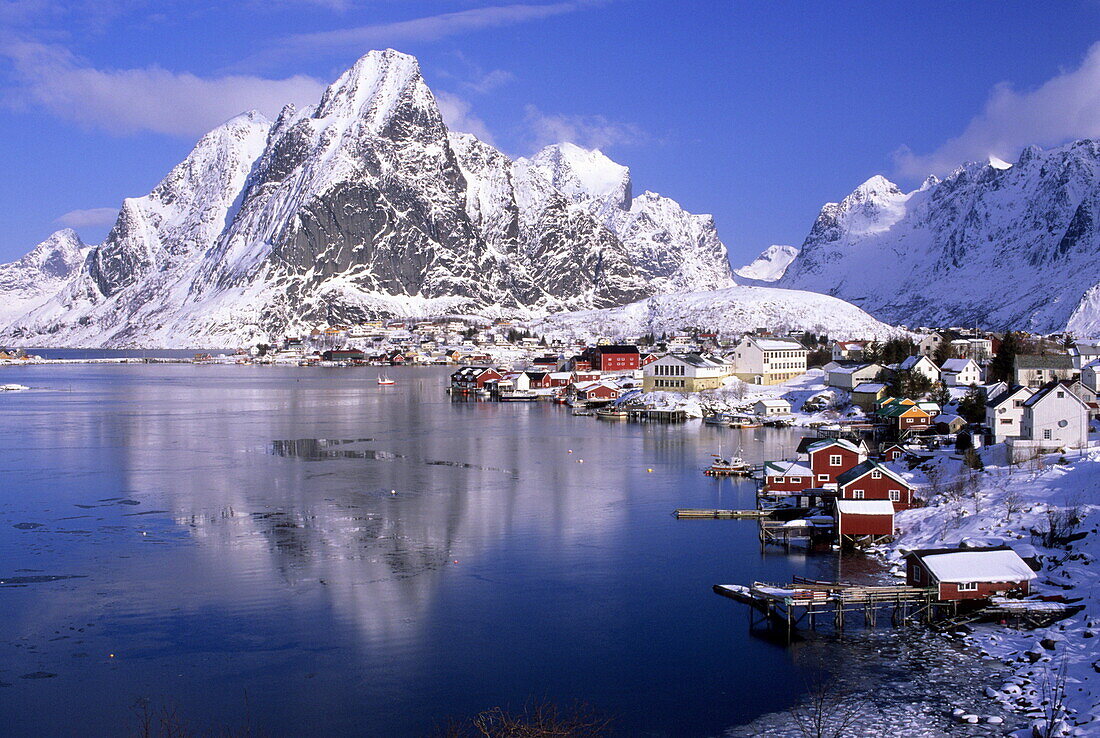 Verschneites Fischerdorf in der Reine Lagune, Lofoten, Norwegen, Europa