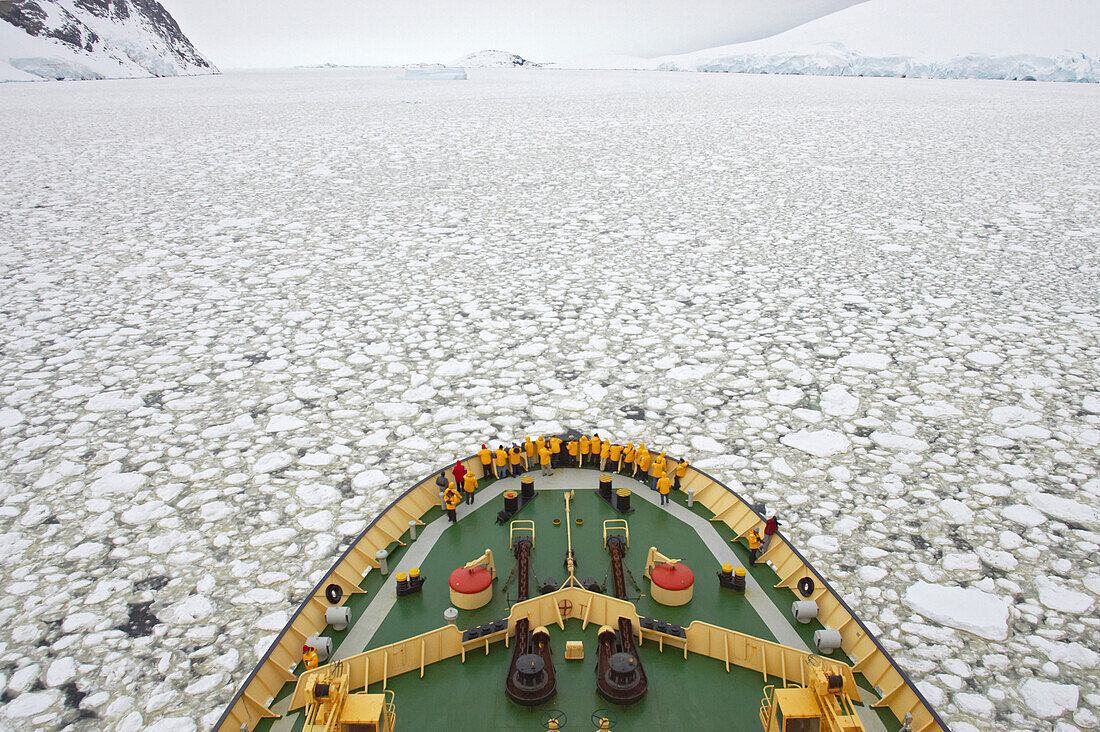 Blick von oben auf den Bug eines Eisbrechers im Packeis, Antarktis