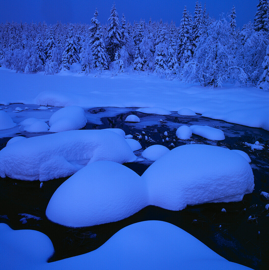 Verschneite Landschaft mit See an einem Wintermorgen, Oppland, Norwegen, Europa