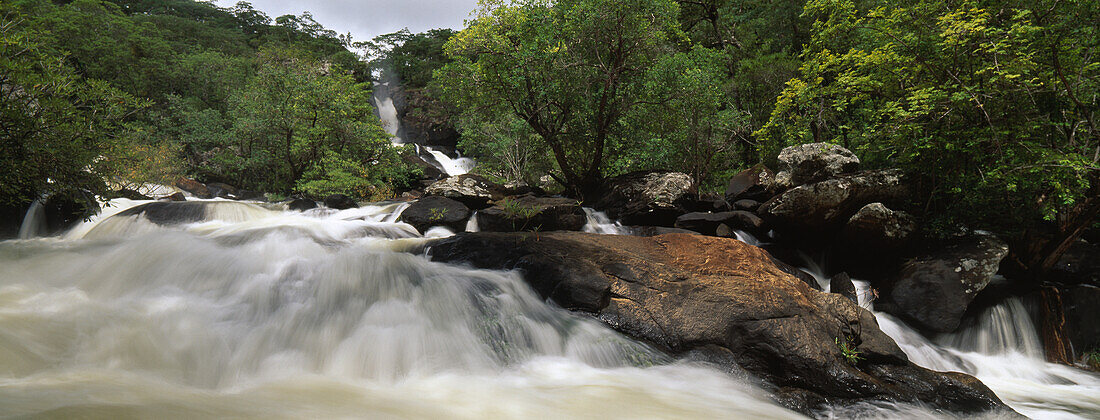 Die Cheswa Wasserfälle und Golden Rocks am Mutinondo Fluss, Sambia, Afrika