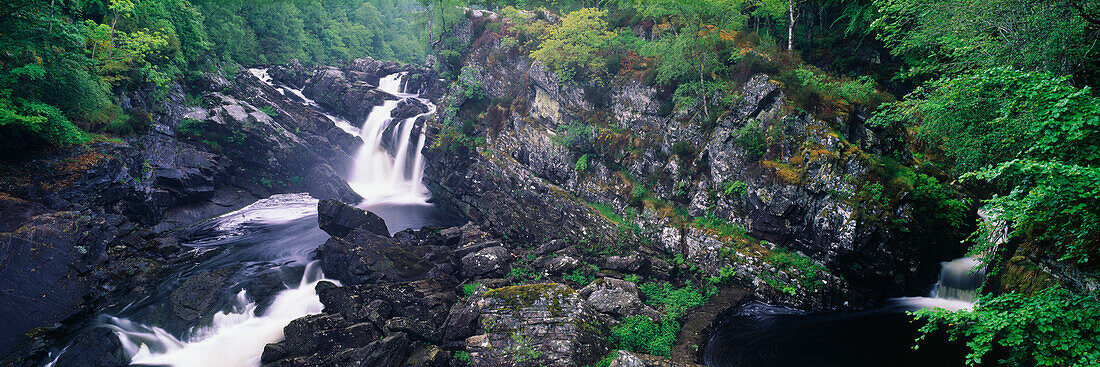 Blick auf die Rogie Wasserfälle im Frühling, Hochland, Schottland, Großbritannien, Europa
