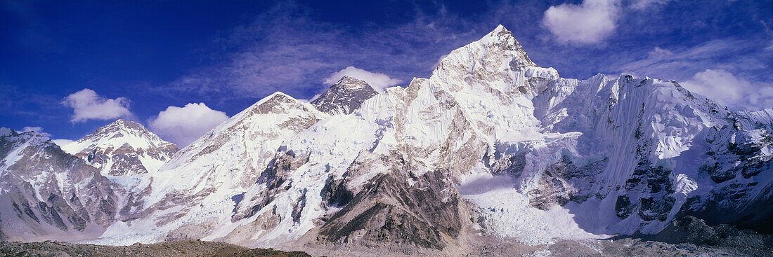 Mount Everest in der Mitte und Mount Nuptse Rechts von Kala Pattar gesehen, Sagamartha Nationalpark, Nepal.