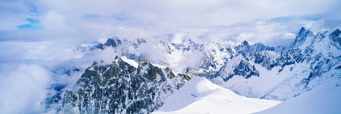 Mont Blanc mit Bergkette gesehen von Aiguille du Midi, Rhone Alpes, Chamonix, Frankreich