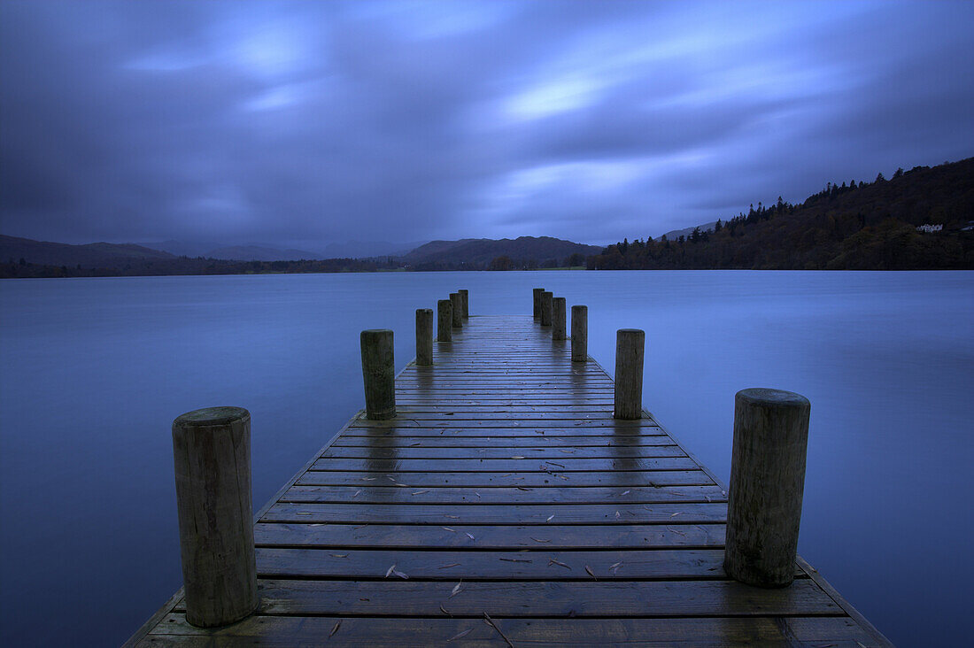 Holzsteg beim Sonnenuntergang am Windermere See, Lake District National Park, Cumbria, Großbritannien