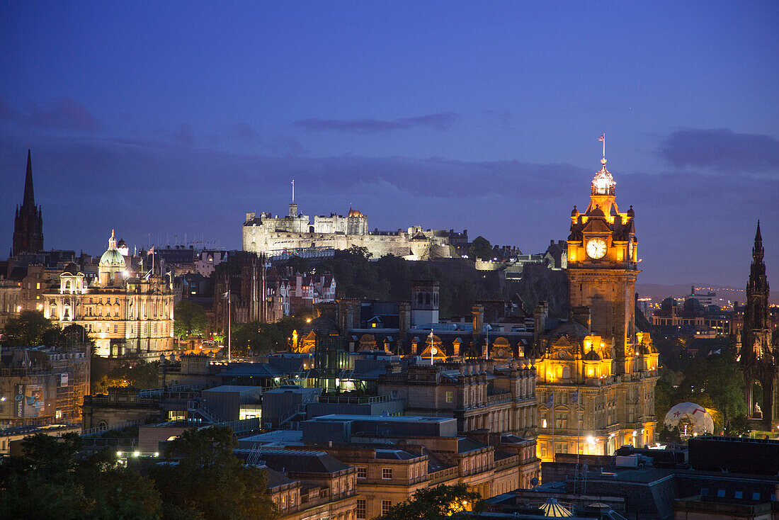Blick von Calton Hill auf Burg Edinburgh Castle und Stadt bei Nacht, Edinburgh, Schottland, Großbritannien, Europa