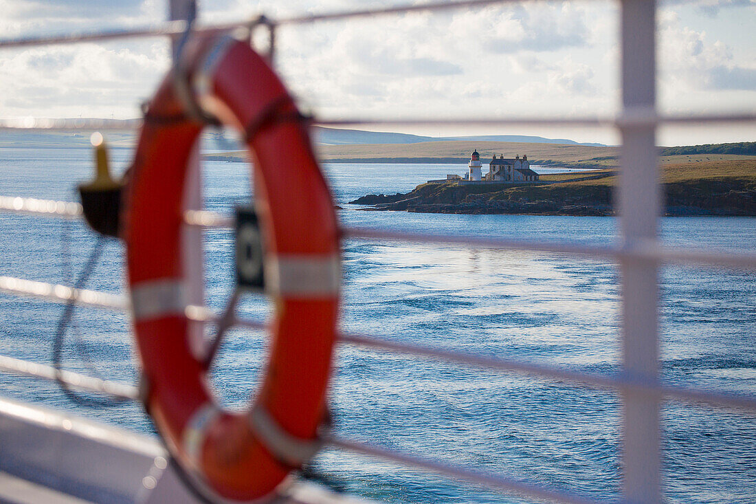 Rettungsring an Bord von Kreuzfahrtschiff Azamara Journey, Azamara Club Cruises und Leuchtturm Graad an Küste, Egilsay Island, Orkney Islands, Schottland, Großbritannien, Europa