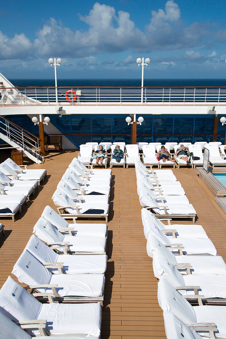 Liegestühle an Deck von Kreuzfahrtschiff Azamara Journey, Azamara Club Cruises während einer Kreuzfahrt um die Britischen Inseln, Irische See, nahe Wales, Großbritannien, Europa