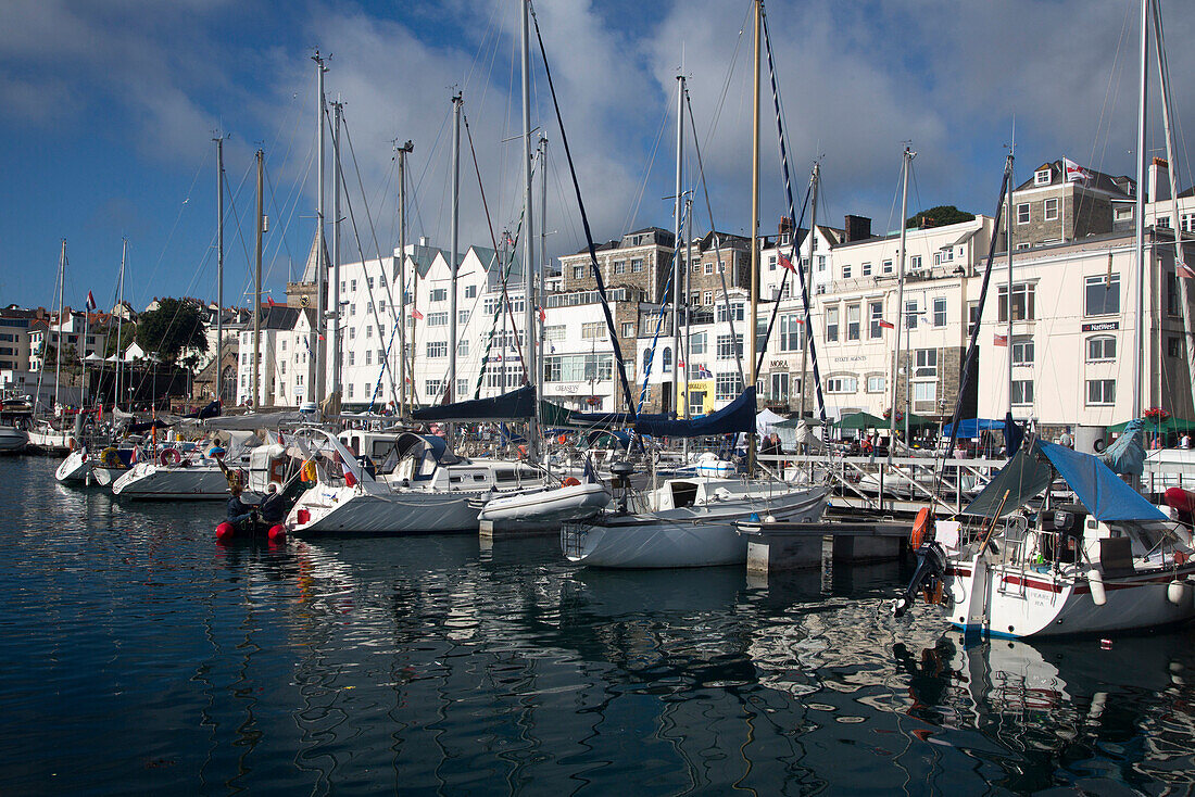 Segelboote in der Victoria Marina, St Peter Port, Guernsey, Kanalinseln, England, Großbritannien, Europa