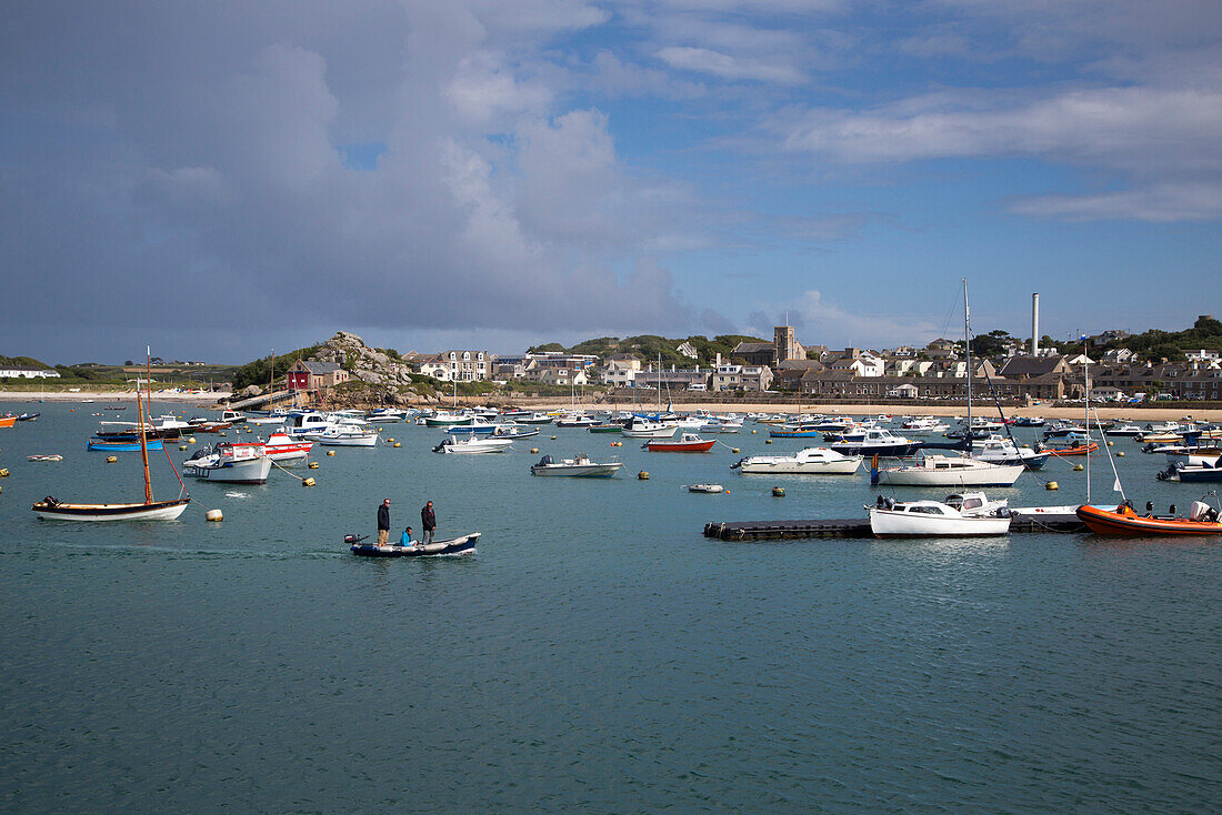 Segelboot und Fischerboote im Hafen, Hugh Town, St Marys, Scilly-Inseln, Cornwall, England