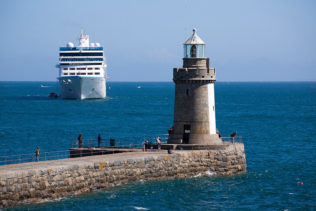 Leuchtturm auf Mole mit Kreuzfahrtschiff Azamara Journey, Azamara Club Cruises, auf Reede, St Peter Port, Guernsey, Kanalinseln, England, Großbritannien, Europa