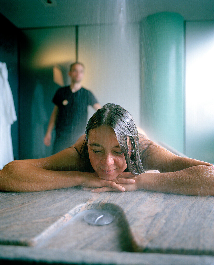 Frau unter einer Regendusche in einem Spa, Hotel Loisium Wine Spa Resort, Langenlois, Niederösterreich, Österreich