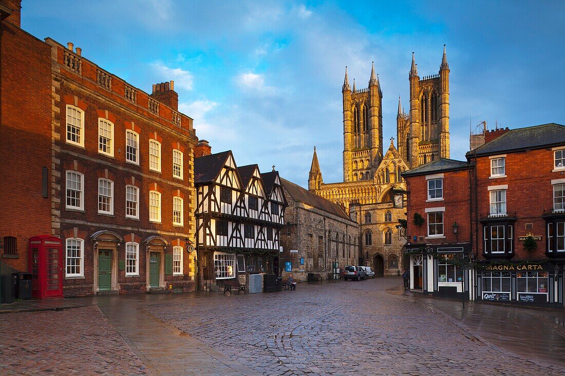 England, Lincolnshire, Lincoln  The historic Bailgate area and Lincoln Cathedral, in the UK city of Lincoln