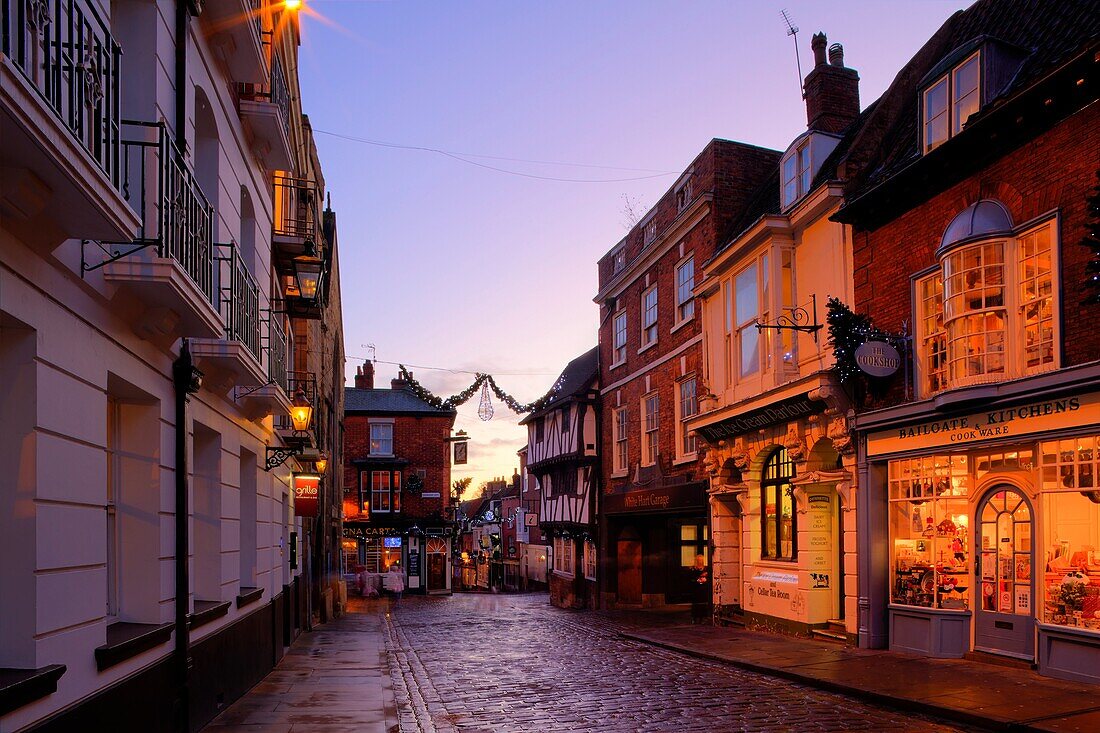 England, Lincolnshire, Lincoln  Traditional cobbled street in the historic city of Lincoln