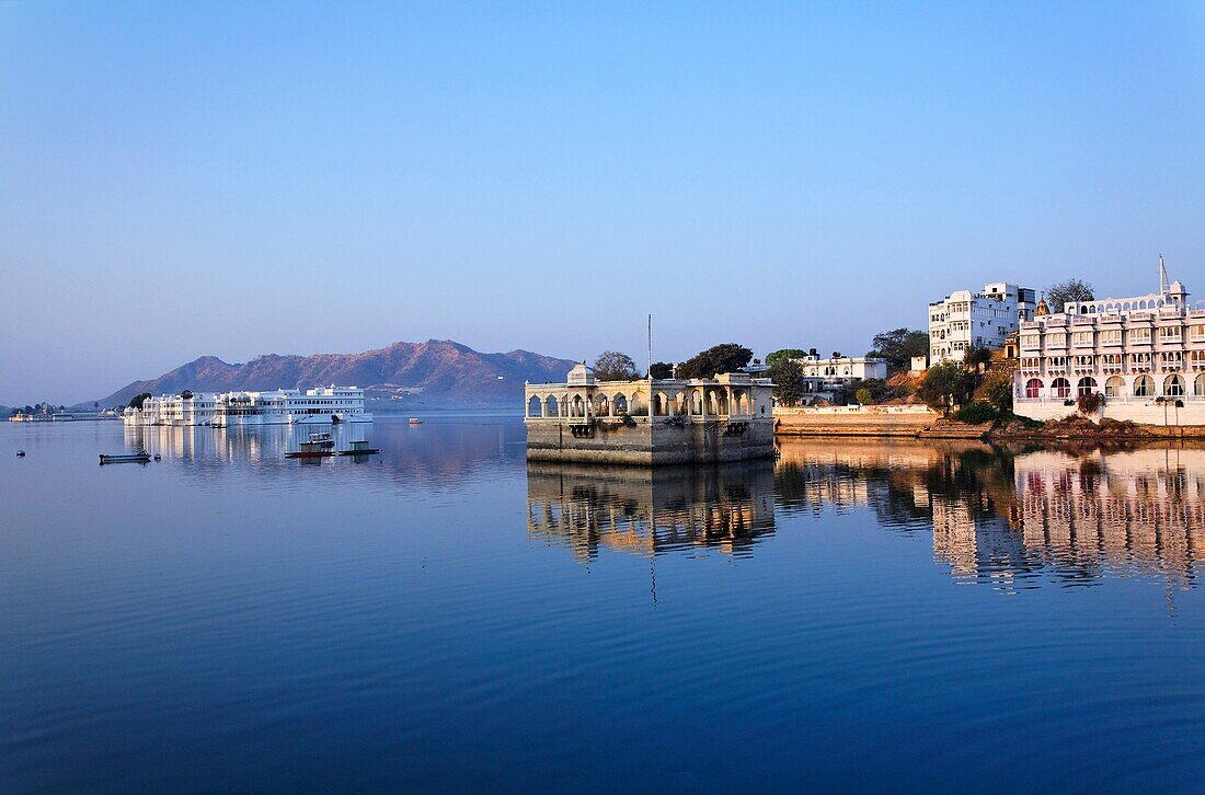 The Lake Palace Hotel and the City Palace, Lake Pichola, Udaipur, Rajasthan, India