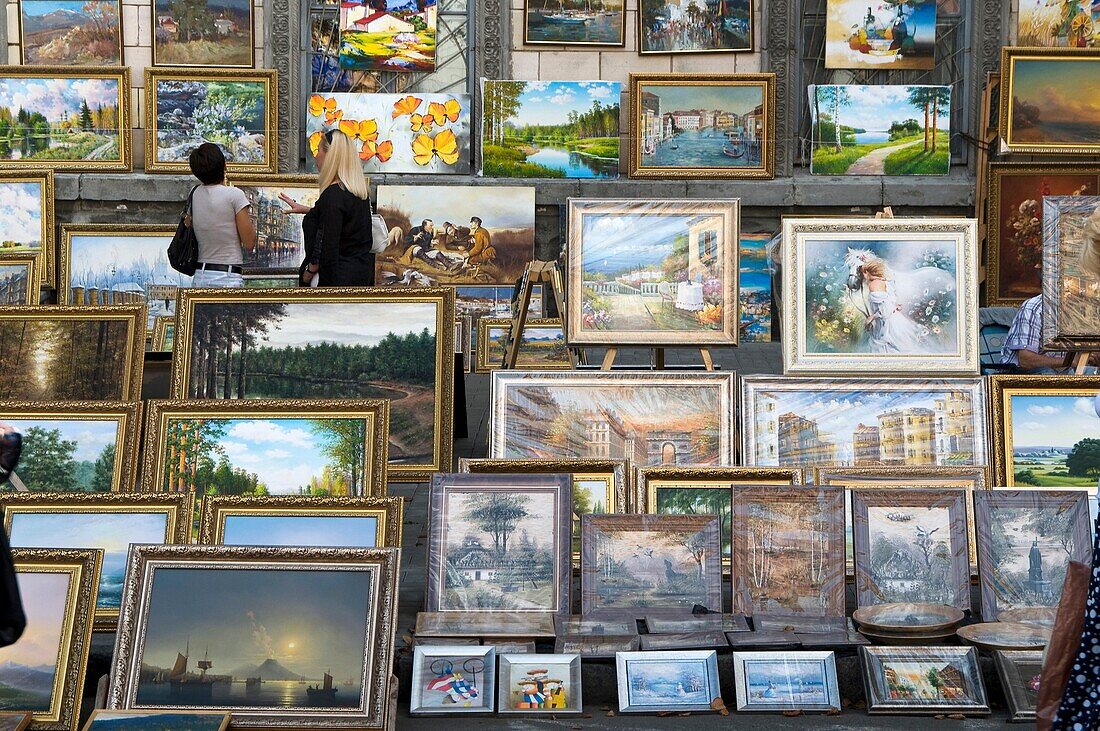 Ukraine, Kiev, Volodymyrska street, street market.