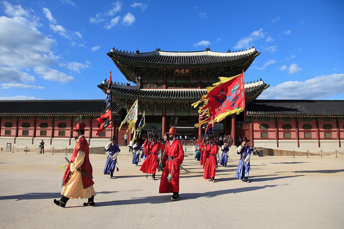 Changing of the guards, Gyeongbokgung Palace, Palace of Shining Happiness, Seoul, South Korea, Asia