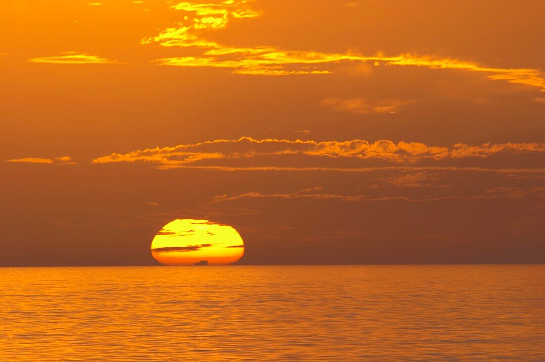 SUNSET OVER GULF OF MEXICO FROM CASPERSEN BEACH, VENICE, FLORIDA