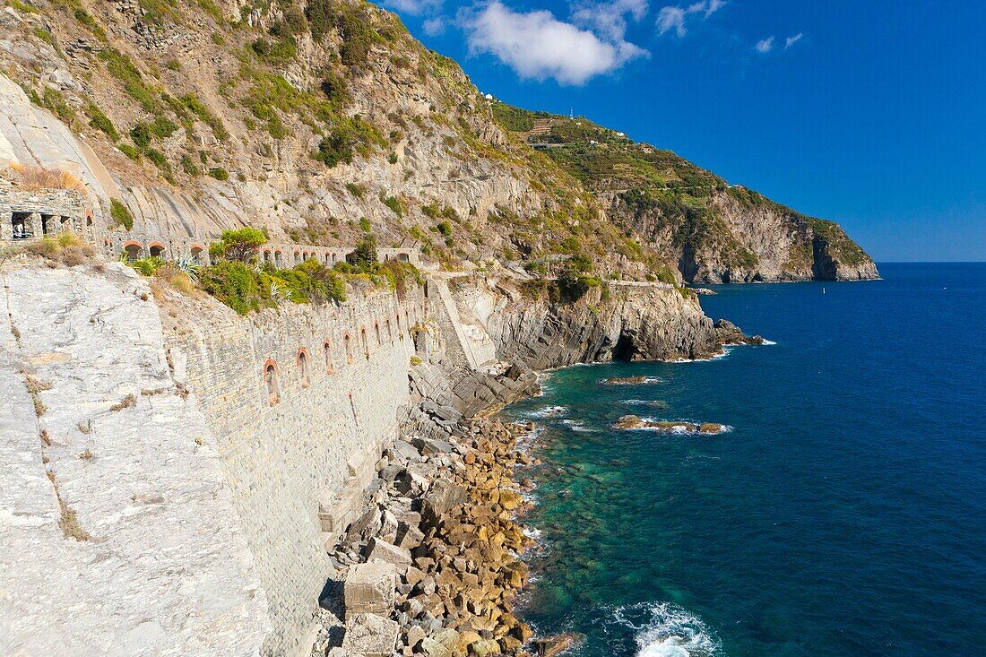 A walking trail from Riomaggiore to Manarola called the Via Dell´Amore ´Love Walk´part a trial Sentiero Azzurro ´Light Blue Trail´, connects the five villages, Cinque Terre National Park, Province of La Spezia, Liguria, Italy, Europe