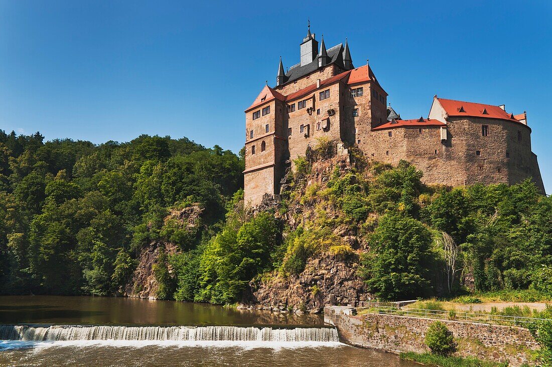 The castle Kriebstein, a mountain spur castle and stands on a steep cliff above the river Zschopau The hill fort was built before 1384 and is considered the most beautiful knight´s castle in Saxony Kriebethal, Middle Saxony, Saxony, Germany, Europe