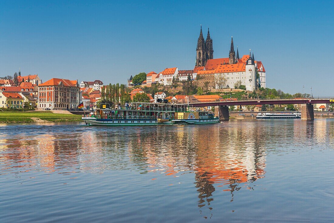 View over the Elbe river to Albrechtsburg Castle, Meissen, Saxony, Germany, Europe