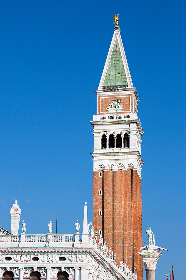 Statuen an der Libreria Nazionale Marciana mit Campanile di San Marco Turm am Markusplatz, Venedig, Venetien, Italien, Europa