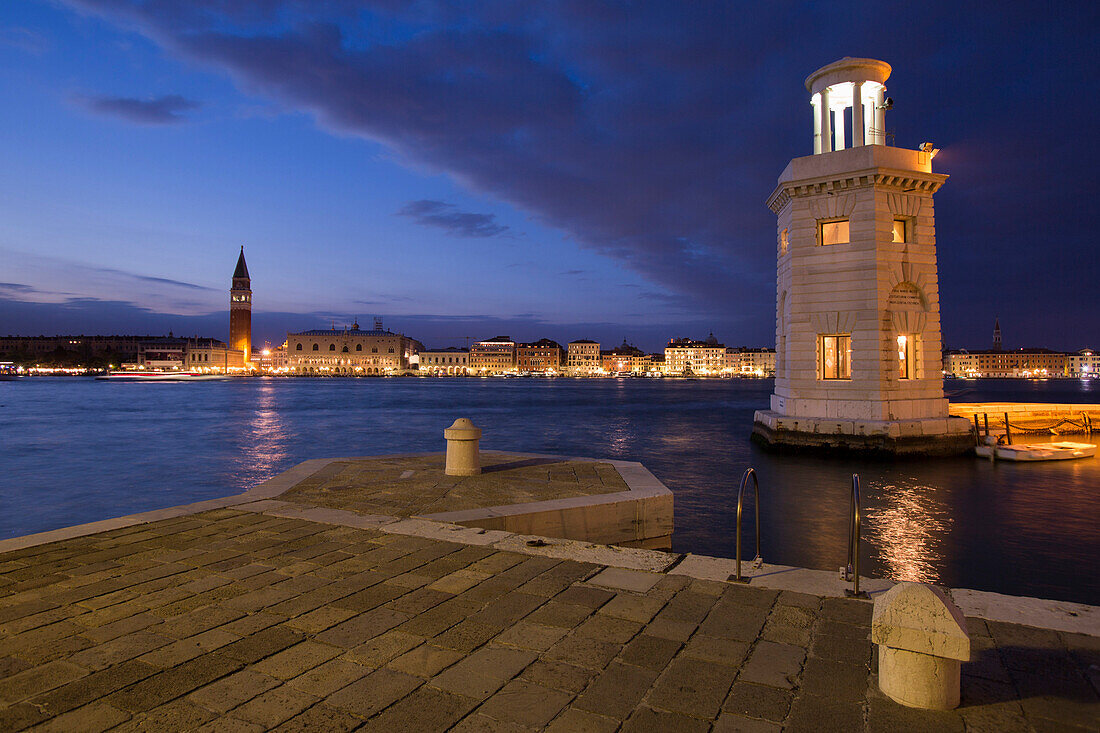 Blick von der Isola di San Giorgio Maggiore Insel auf Campanile di San Marco Turm und Dogenpalast am Markusplatz in der Abenddämmerung, Venedig, Venetien, Italien, Europa