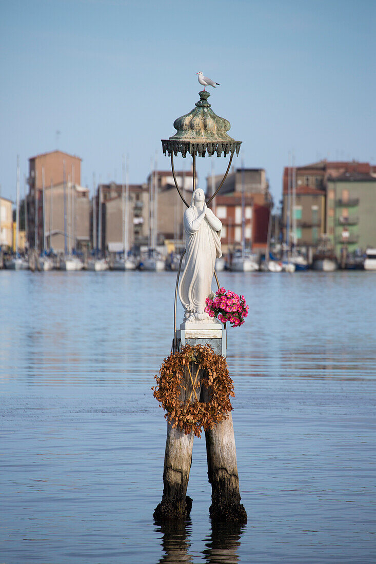 Religiöse Statue auf einem Pfeiler in der Lagune von Venedig, Chioggia, Venetien, Italien, Europa
