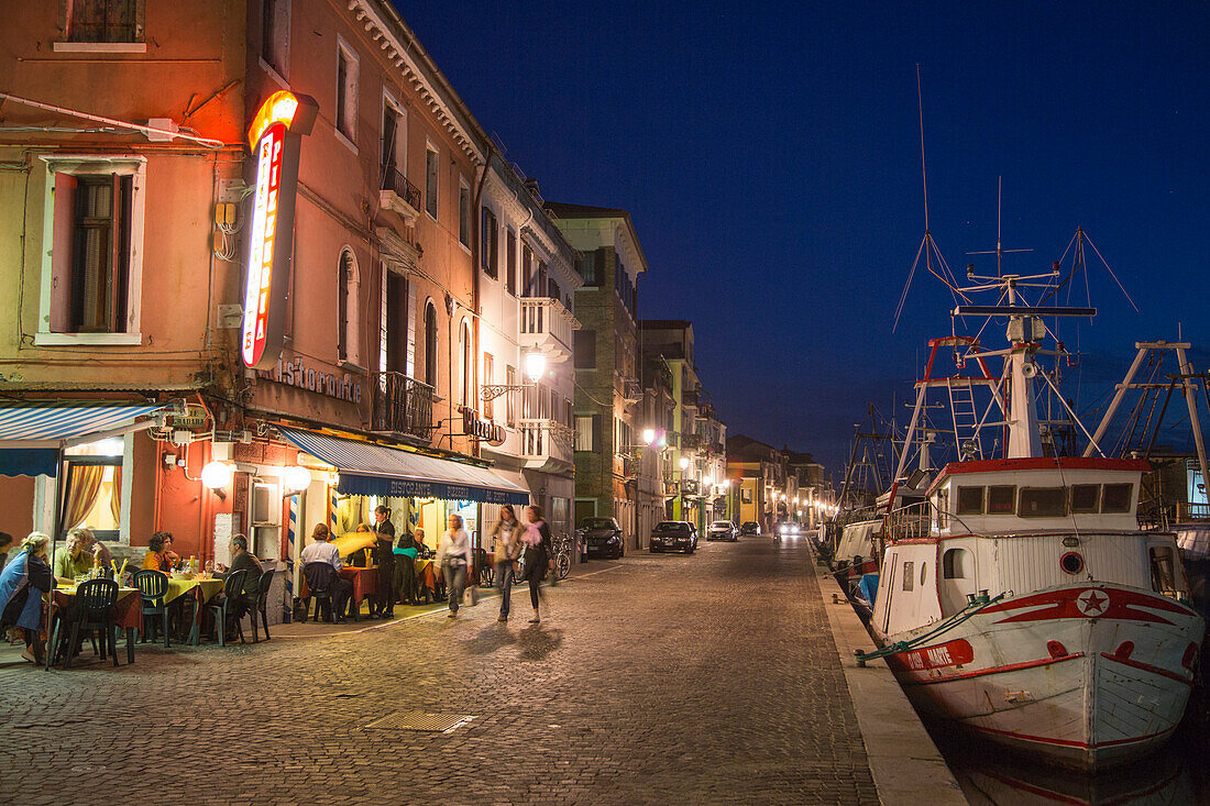 Ristorante Pizzeria Al Porto und Fischerboote in der Abenddämmerung, Chioggia, Venetien, Italien, Europa