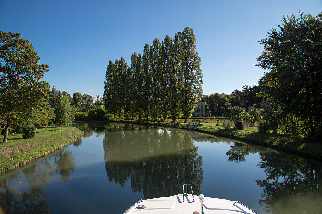 Bug eines Le Boat Minuetto Hausboots auf dem Fluss Riviera del Brenta (Brenta-Kanal), Mira, Venetien, Italien, Europa