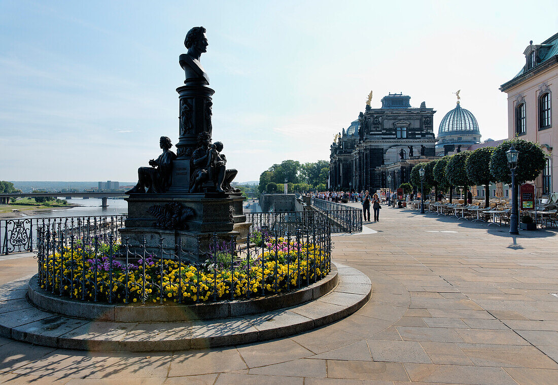 Denkmal für den Dresdner Bildhauer Ernst Rietschel, Brühlsche Terrasse und Albertinum, Dresden, Sachsen, Deutschland, Europa