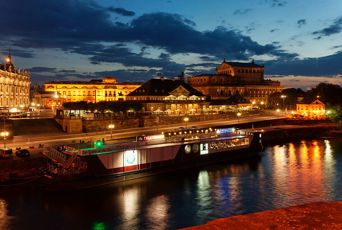 Elbe, Theaterkahn, Basteischlößchen, Theaterplatz mit Zwinger und Semperoper bei Nacht, Dresden, Sachsen, Deutschland, Europa