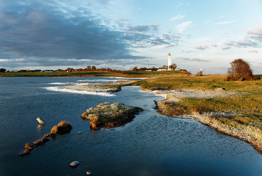 Blick auf den Leuchtturm Keldsnor Fyr in einer Bucht, Haff Keldsnor, Bagenkop, Insel Langeland, Dänemark, Europa